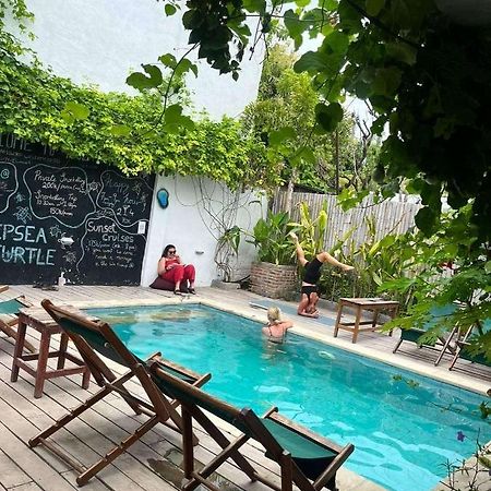 Tipsea Turtle Rooftop Hostel Gili Trawangan Exterior photo