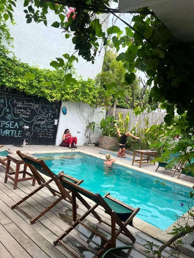 Tipsea Turtle Rooftop Hostel Gili Trawangan Exterior photo